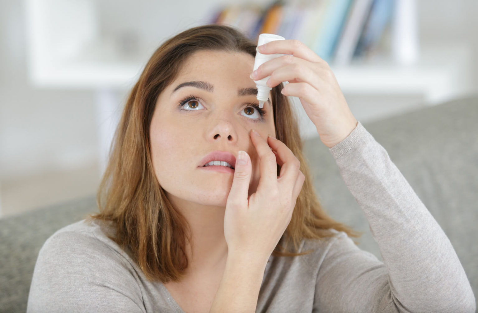 5 Tips for Putting in Eye Drops Without Missing La Mesa